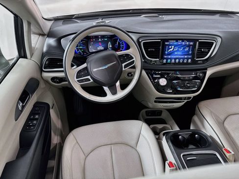 Used 2018 Chrysler Pacifica Limited FWD image 21