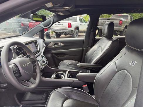 Certified 2024 Chrysler Pacifica Premium FWD image 7