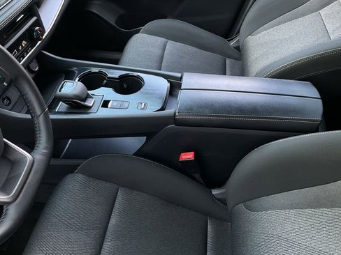 Used 2025 Nissan Rogue SV image 33