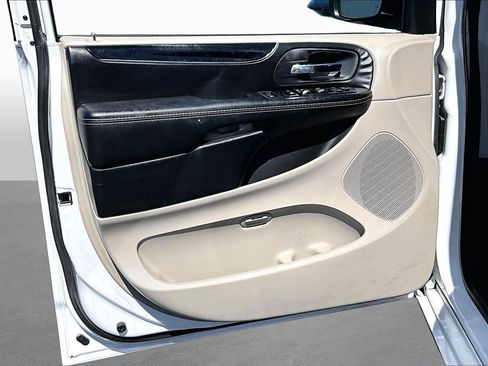 Used 2018 Dodge Grand Caravan SXT FWD image 17