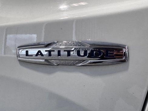 Used 2022 Jeep Renegade Latitude AWD/4WD image 7