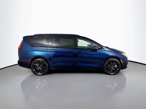 Used 2023 Chrysler Pacifica Touring-L w/ S Appearance Package AWD/4WD image 17