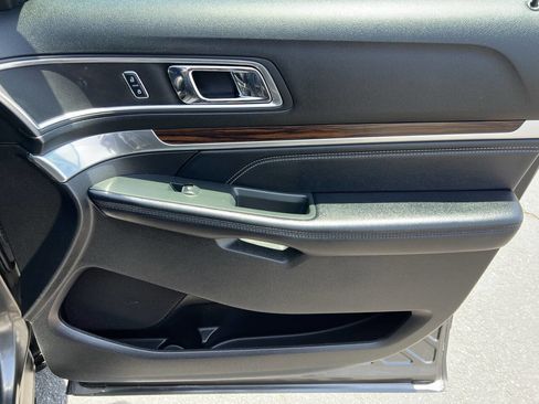Used 2017 Ford Explorer Limited FWD image 19