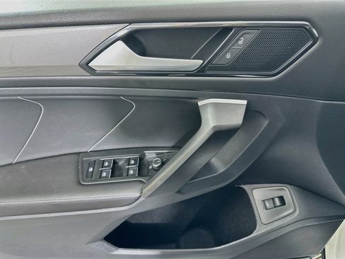 Used 2024 Volkswagen Tiguan SE w/ Panoramic Sunroof Package FWD image 15