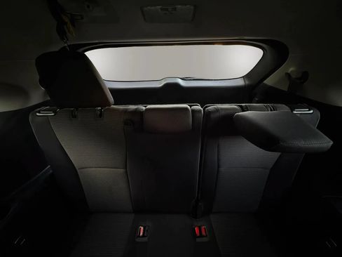 Used 2020 Toyota Highlander L FWD image 32
