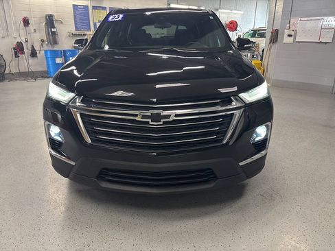 Used 2023 Chevrolet Traverse LT FWD image 2