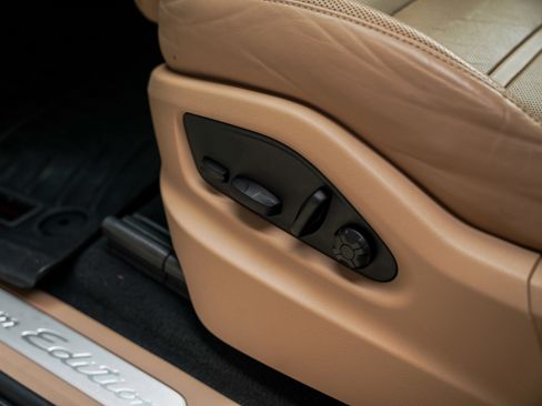 Certified 2022 Porsche Cayenne Platinum Edition image 17