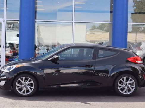 Used 2017 Hyundai Veloster image 2