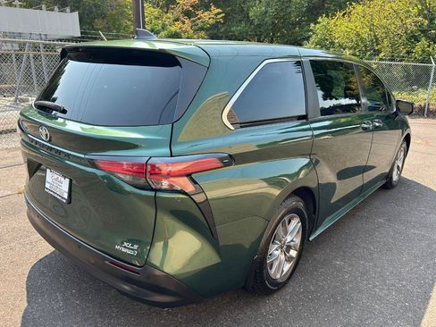 Used 2022 Toyota Sienna XLE AWD/4WD image 5
