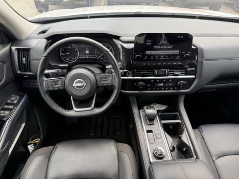 Used 2024 Nissan Pathfinder SL image 10