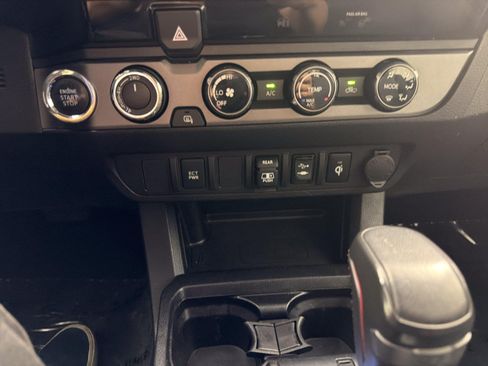 Used 2018 Toyota Tacoma TRD Off-Road AWD/4WD image 24