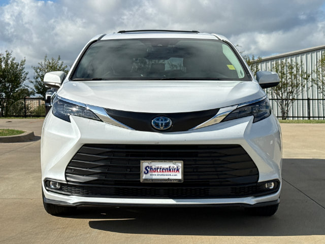 Used 2025 Toyota Sienna XLE FWD image 2