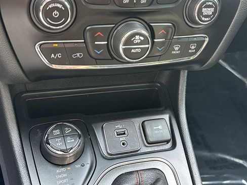 Used 2019 Jeep Cherokee Trailhawk AWD/4WD image 21
