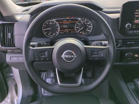 Used 2025 Nissan Pathfinder S image 14