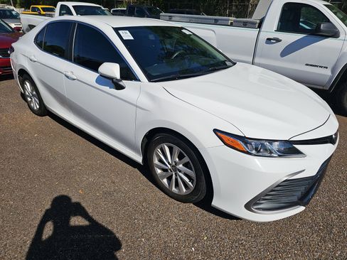 Used 2022 Toyota Camry LE image 4