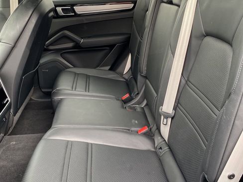 Used 2023 Porsche Cayenne AWD/4WD image 9