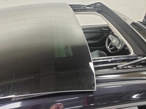 Used 2025 Volkswagen Jetta SE w/ Sunroof Package image 5