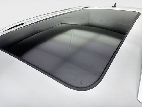 Used 2023 Volkswagen Tiguan SE w/ Panoramic Sunroof Package FWD image 24