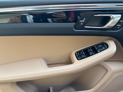 Certified 2026 Porsche Macan AWD/4WD image 12