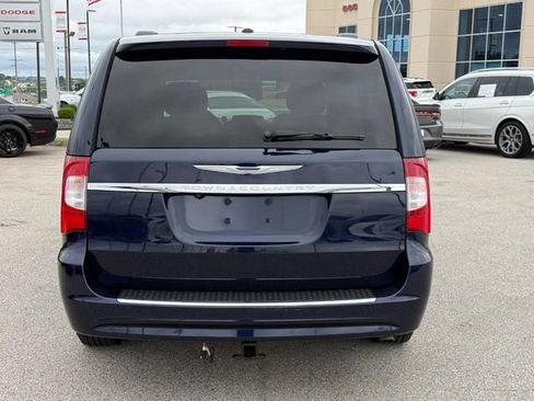 Used 2014 Chrysler Town & Country Touring FWD image 6