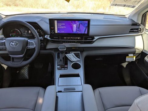 New 2026 Toyota Sienna XLE FWD image 12