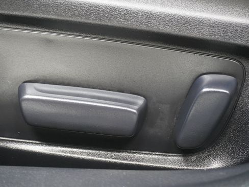 Used 2013 Toyota Avalon Limited w/ Technology Pkg FWD image 15