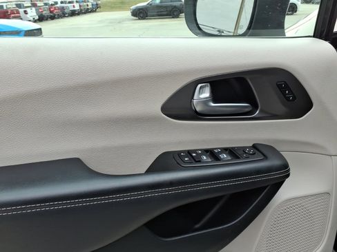 Used 2023 Chrysler Pacifica Touring-L image 11