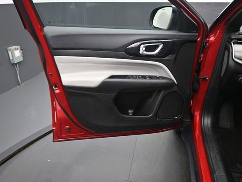 Used 2025 Jeep Compass Limited image 12