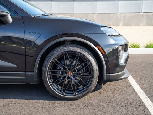 Used 2025 Porsche Macan 4 Electric AWD/4WD image 9