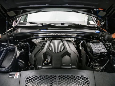 Certified 2026 Porsche Macan AWD/4WD image 32