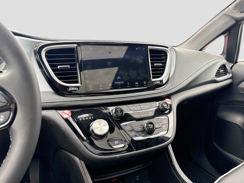 Used 2026 Chrysler Pacifica Limited w/ S Appearance Package FWD image 19