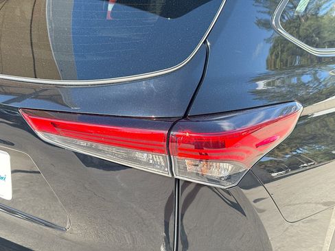 Used 2022 Toyota Highlander XLE image 28