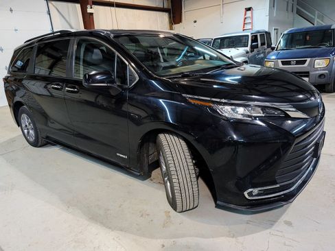 Used 2021 Toyota Sienna XLE w/ XLE Plus Package FWD image 11