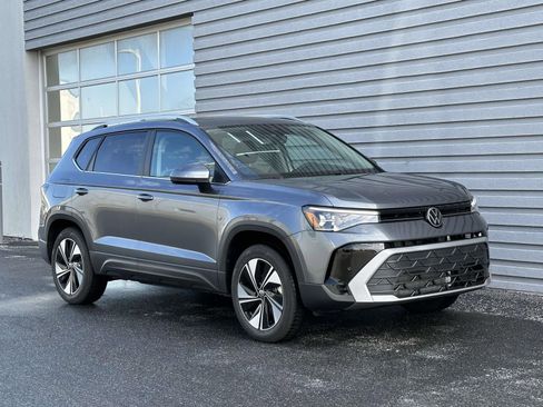 New 2026 Volkswagen Taos SE image 8