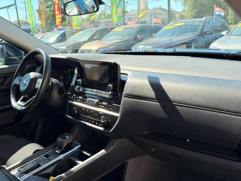 Used 2024 Nissan Pathfinder SV FWD image 17