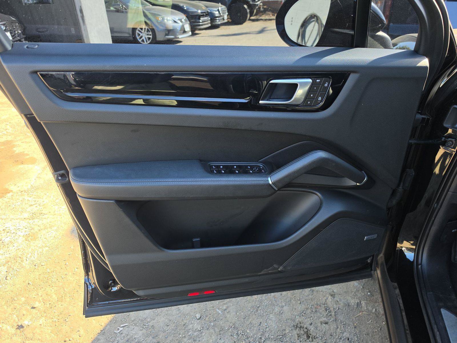 Used 2023 Porsche Cayenne AWD/4WD image 6