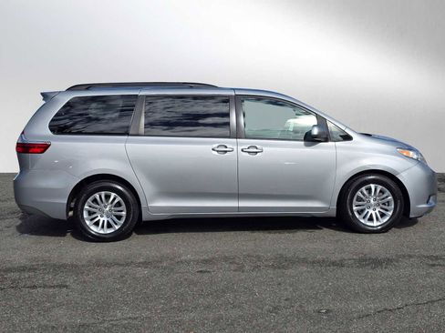 Used 2017 Toyota Sienna XLE image 8