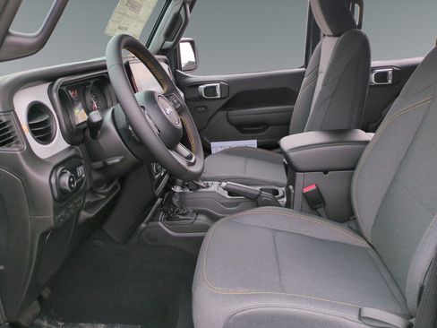 Used 2025 Jeep Gladiator Sport image 9