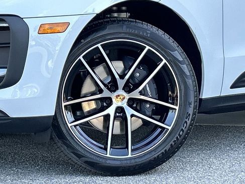 Certified 2025 Porsche Macan image 6