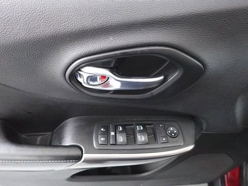 Used 2019 Jeep Cherokee Latitude Plus w/ Cold Weather Group image 9