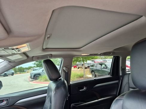 Used 2017 Toyota Highlander XLE FWD image 29