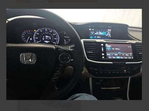 Used 2017 Honda Accord EX image 10