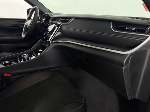 Used 2025 Jeep Grand Cherokee Altitude image 32