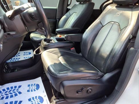 Used 2020 Chrysler Pacifica Touring-L Plus image 17
