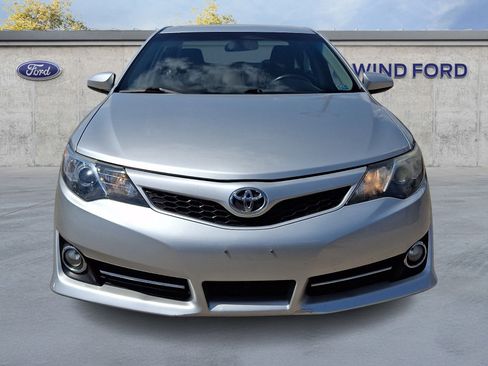 Used 2014 Toyota Camry SE image 2