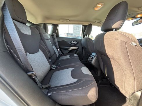 Used 2018 Jeep Cherokee Sport FWD image 20
