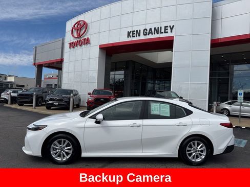 Used 2025 Toyota Camry LE image 3