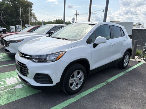 Used 2022 Chevrolet Trax LS w/ Tint and Cruise Package AWD/4WD image 4