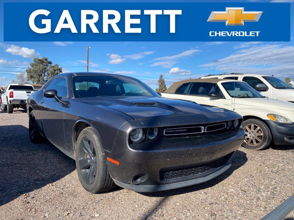 Used 2017 Dodge Challenger SXT RWD image 1
