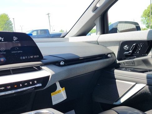 New 2025 Cadillac Optiq Luxury 2 image 33